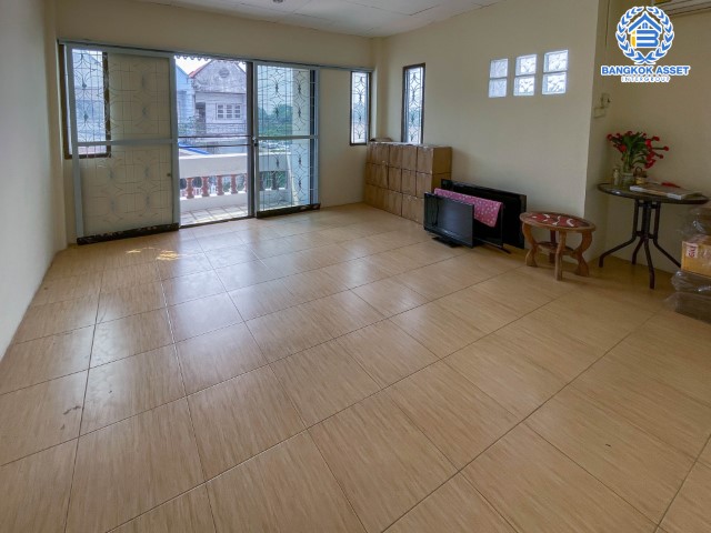 *****ทาวน์เฮ้าส์มือสองย่านนนทบุรี ม.ทีแลนด์ รัตนาธิเบศร์ หลังมุม! เนื้อที่มากถึง 42.7 ตร.ว. ฟังก์ชันจัดเต็มถึง 3 ห้องนอน 2 ห้องน้ำ จอดรถได้เยอะถึง 4 คัน พื้นที่เยอะ เหมาะสำหรับทำบริษัท หรือออฟฟิศ บนทำเลดี เพียง 8 นาทีก็ถึงรถไฟฟ้าสายสีม่วง "สถานีบางรักน้อยท่าอิฐ"